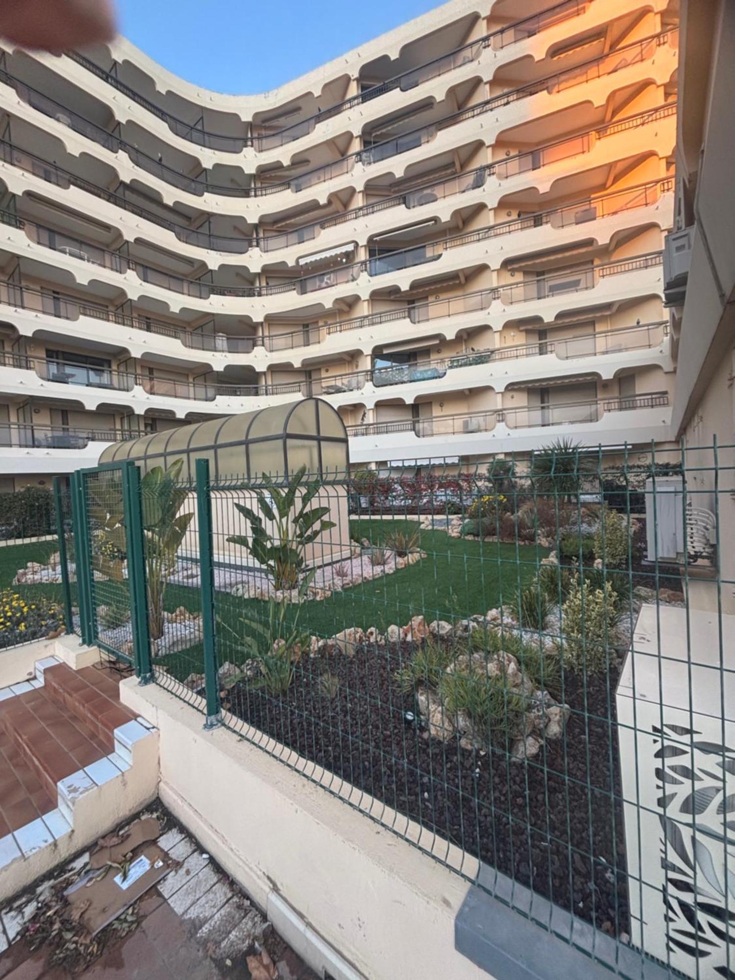 En Front De Appartement *